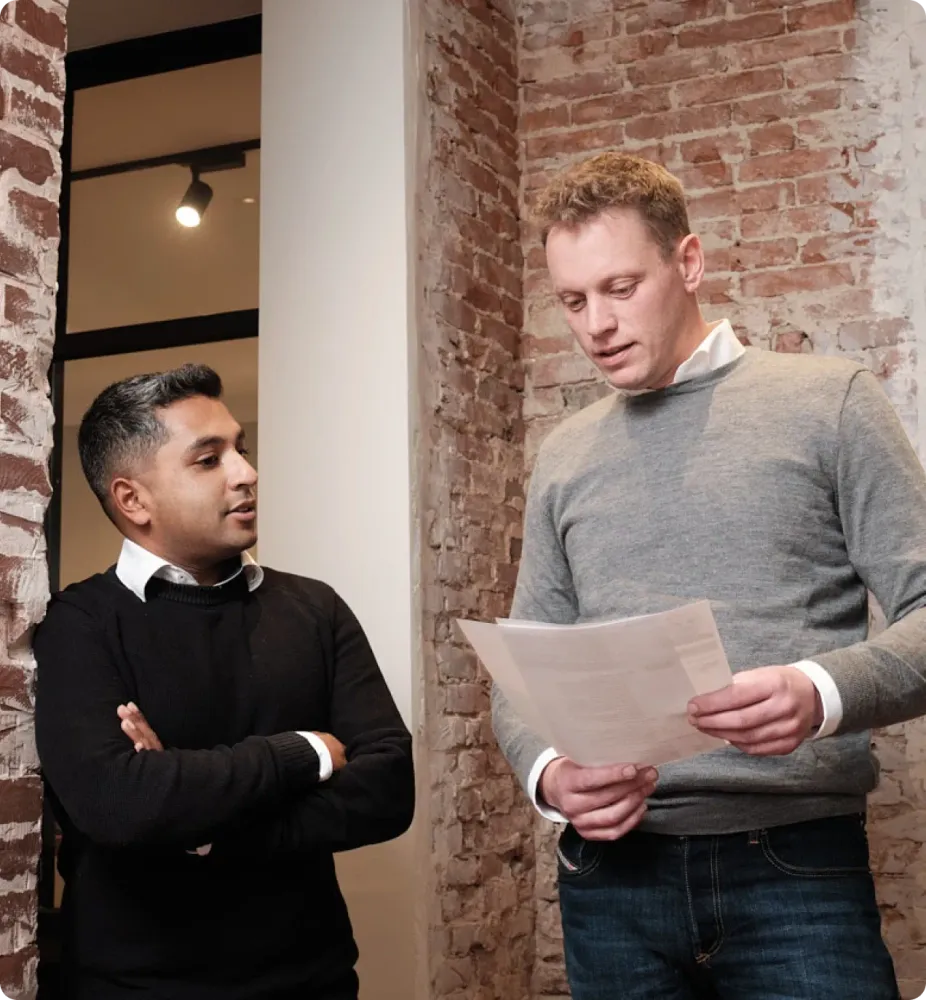 Twee collega's van ANSINGER bespreken een document