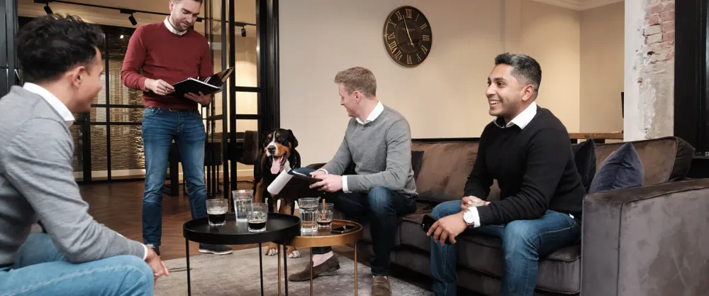 Collega's van ANSINGER in gesprek in de lounge van het kantoor