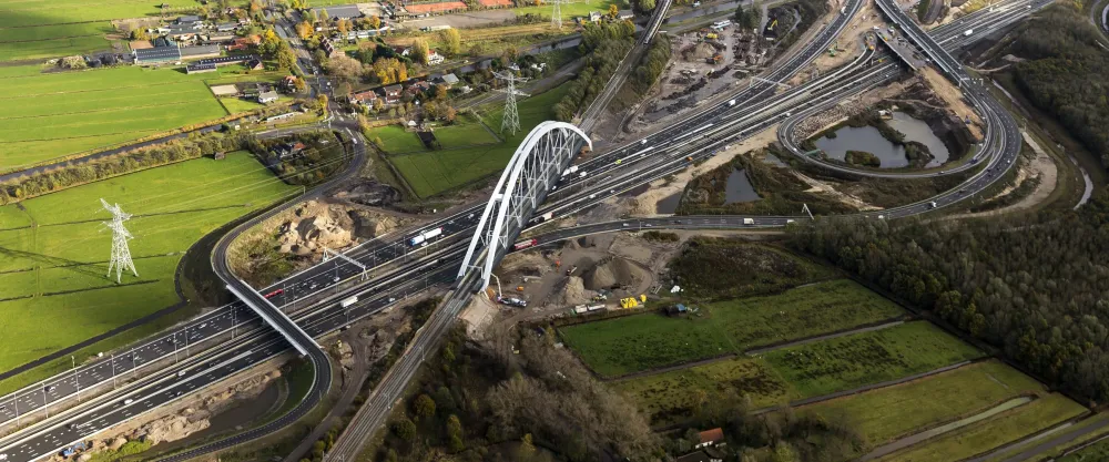 Luchtfoto van een snelwegknooppunt met een boogbrug