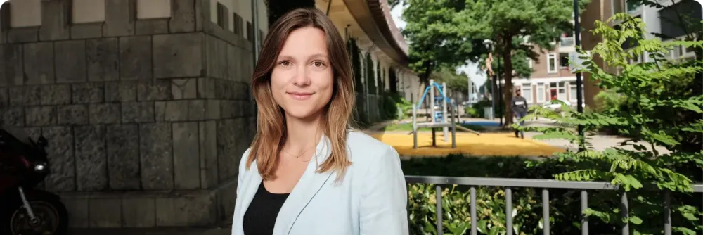 Lachende collega van ANSINGER buiten in de stad