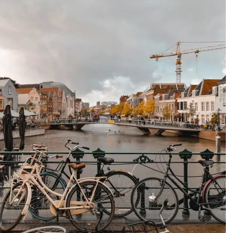 Fietsen langs een gracht in Leiden