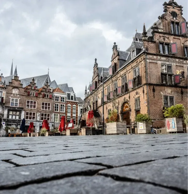 Historische gevels aan een plein in de binnenstad